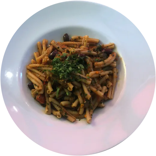 Assiette de pâtes aux olives et légumes