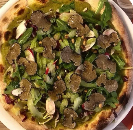 Pizza à la truffe, roquette et copeaux de truffe